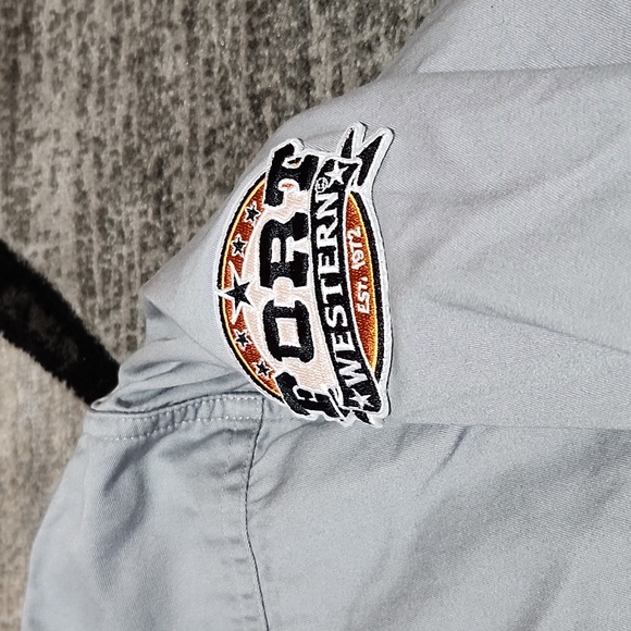 ARIAT EMBROIDERED THE FORT WESTERN PATCH BUTTON-DOWN LONG-SLEEVED SHIRT - Picture 13 of 15